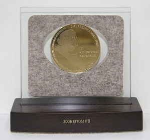 [113] Gauss Prize Medal [1/3] (2006)	[114] Gauss Prize Medal [2/3] 