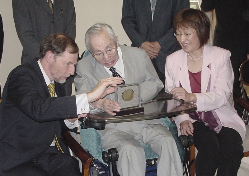 [104] Gauss Prize Award Ceremony with IMU president J. Ball (2006) [1/3]
