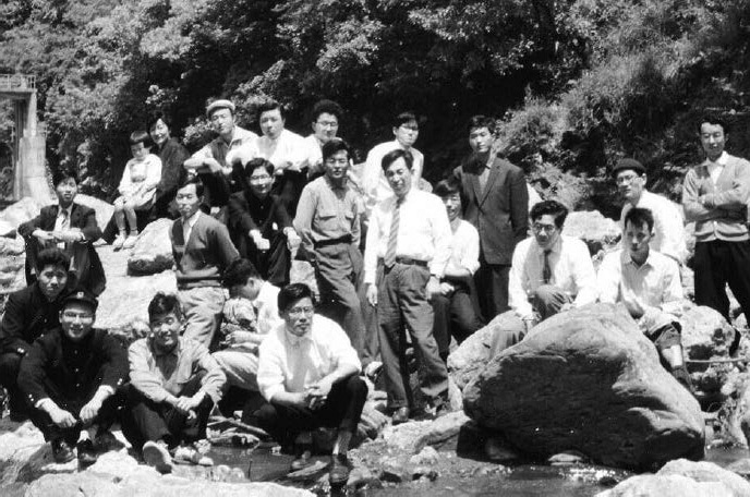 [23] At Kiyotaki River with colleagues of Kyoto Univ. (1960)