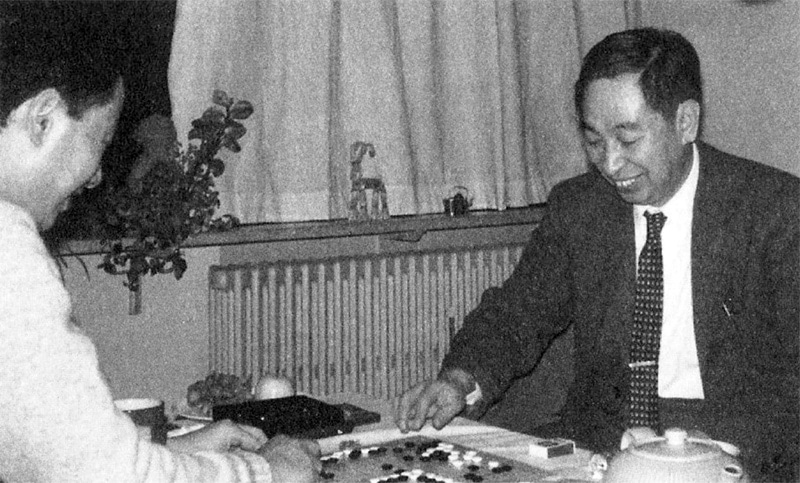 [32] Playing Go with H. Totoki at home in Aarhus, Denmark (1969)