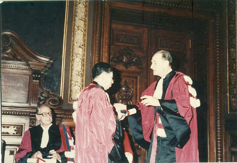 [43] 1981年 パリ第6大学名誉博士号授与式