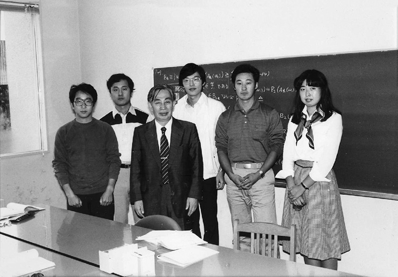 [58] With his students of Gakushuin Univ. (1984)