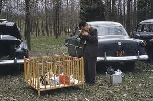 [18] Itô taking a photo of Prof. K. Tamaru’s twins (1954–1956)