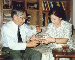 [60] Demonstrating ayatori at a party (1986)